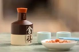 舍得酒业对投资者“优惠卖酒”，套装6折，500股以内只可买一套图片