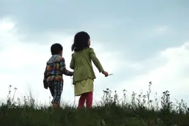 阜阳男子高烧后精神异常，妹妹：小时候他总偏心我，现在我哄着他图片