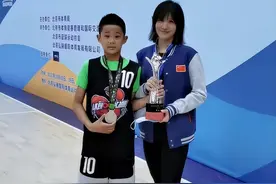 杜锋妻子近况：独自一人在北京照顾儿女，35岁依旧颜值身材在线图片
