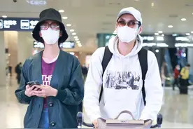 张歆艺瘦大了，骨感过头锁骨突兀，袁弘打扮姨味她却越来越man图片