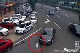 又一孩子被撞身亡！过马路，不要再牵着孩子的手了，而是应该这样做图片