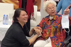 唐国强夫妇现身！小12岁壮丽模样大变，当众跪地感谢田华情绪激动图片