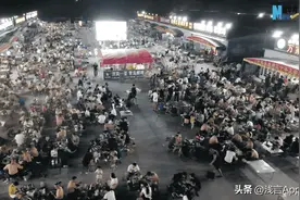 淄博卖鸭男子当街被骚扰，女网红直接上手摸，太荒谬！图片