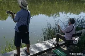 退休当保安帮儿子还房贷，看到亲家吃烤鸭发朋友圈，我当天辞职了图片