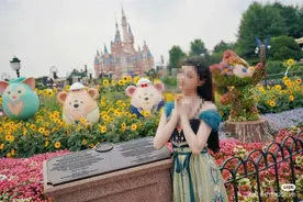 十三余回应“女子穿联名款汉服进迪士尼遇阻”：汉服有授权，但能否入园由园方决定图片