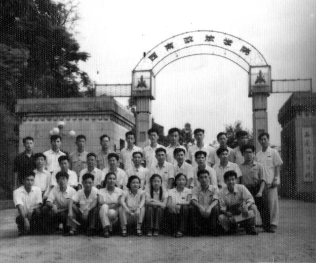 挟万里涛，翻千重浪！@2023届高考生，西南政法大学——候君至、等风来！