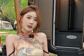 网红聂小雨房车露营，反复强调车内在晃车子也不摇摆，网友：封杀图片