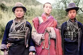 1931年的云南丽江，指云寺方丈气度不凡，纳西族东巴对鸡催眠图片
