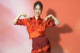 左小青扭腰摆胯跳舞庆生！被赞魔鬼身材，与富豪离婚1年生活惬意图片