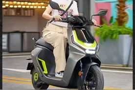 极速80码，ZEEHO推出酷炫电摩，续航200公里，能跑长途无续航焦虑图片