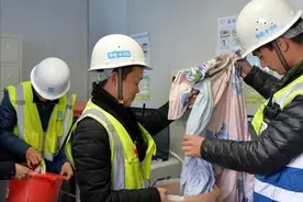 农民工去小区干活，停车10小时收费55万，物业：不交钱不准走图片