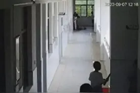 安徽铜陵俩学生徒手挖出炮弹，一起送进校长办公室！警方：已处置图片