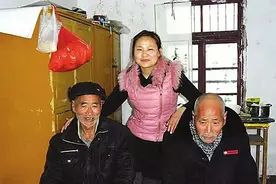 安徽光棍兄弟收养弃婴，给拖拉机装土赚奶粉钱，34年后女婴成教师图片