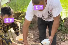 两名男子竟用猪槽煮火锅，互相夹菜喂饭，网友：城里少爷体验生活图片