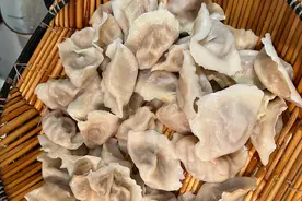 岳云鹏晒吃的饺子，盛放饺子的器具却火了，网友：地道河南人图片