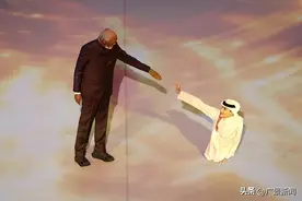 只有半个身子的他，在世界杯开幕式与"上帝"握手图片