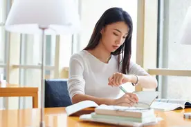 “现在几点了”别说成What time is it now， 老外会这么说图片