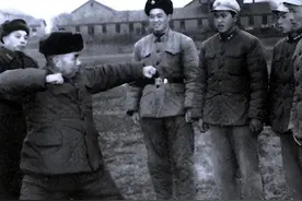 许世友在军中摔跤难寻对手，未能尽兴时，一新兵站出来：我想试试图片