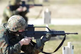 瞄准镜比枪口高，为什么还能指哪打哪？打出的子弹不会往上飞吗？图片