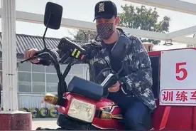 48岁戏骨自认改行下乡种地！开农用三轮车接地气，戴金表串珠抢镜图片