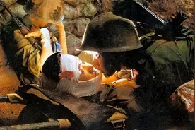 86年老山战场，亲吻临终士兵的女战士张茹，29年后去他墓前探望图片