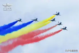 换装歼-10C！空军八一飞行表演队亮相兰卡威图片