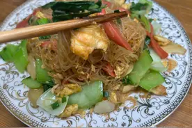路边摊的炒米粉做法来啦，加小青菜和火腿肠，看着都有食欲，好吃图片