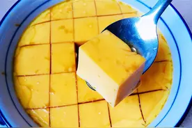 蒸鸡蛋羹：直接加水蒸是大忌，学会“3忌3步骤”，蛋羹嫩滑无气孔图片