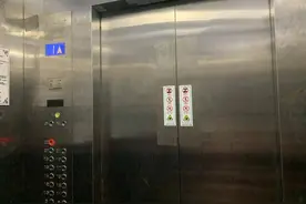 幼儿高烧突发惊厥被送医，父亲因着急踹停电梯，全家被困图片