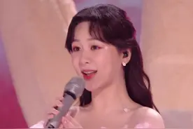 跨年晚会槽点拉满：杨紫发福抢镜，王俊凯真唱走音，何炅感性落泪图片