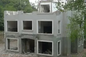 “诡异”法拍房：没房顶破别墅卖600多万、排屋1元起拍被房主抢回图片