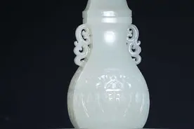 800万玉瓶被鉴定是赝品，女子当场要求二次鉴定，专家尴尬不已图片