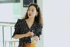 真正见过世面的中年女人：裙不过膝、发不过肩，到老都优雅有气质图片