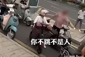 口出狂言的绝情大爷，起哄：“不跳不是人！”，现在摊上大事了图片