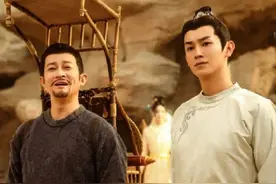 杨志刚：被亲哥力捧17年火了，娶小师妹恩爱16年，帅气儿子像他图片