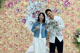 36岁男星与女友登记结婚！喜晒惊喜礼物，女方身材发福被疑怀孕图片