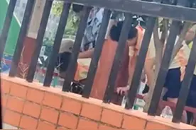 广东一学生被保安按跪在地？学校回应：只是一场“闹剧”图片