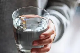 心血管最怕「猛灌水」，大口喝水加重心肾负担图片