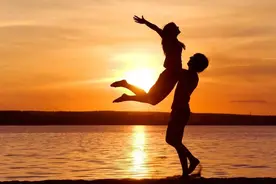 女生送你东西，有可能是喜欢你图片