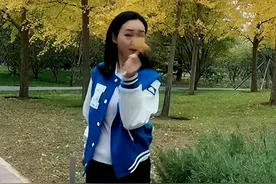主持人周群出院后惹争议，站公园里热舞披头散发，扭腰摆胯失分寸图片
