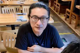 黄安罕晒“儿子、媳妇合影”辣媳曾被封真人版娜美图片