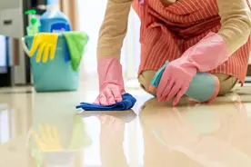 48岁保姆：伺候72岁男雇主，每月给我7000元，可我却只想逃离图片