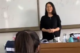 高考前最后一课！浙江一班主任鞠躬告别学生，一句再见让全班泪目图片