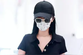 赵小棠黑色小香连体衣配珍珠腰链，显高显瘦又高级图片
