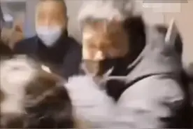 太可怕！宋亚轩遭私生围堵疑发生踩踏事件，助理抱摔多名粉丝开路图片