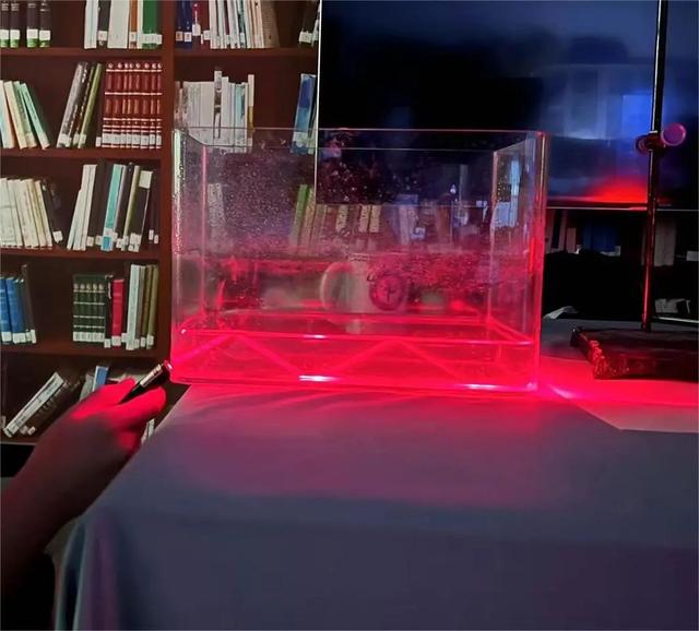 我们从物理学原理出发证明了奥特曼的激光可以拐弯 | 正经玩