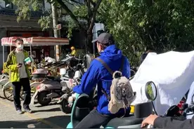 大理古城偶遇吴磊，背70元双肩包接地气，骑电动车出行好低调图片