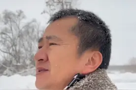 演员李嘉明回家过年，看望已故父母眼含热泪：没让爸爸看到我成家图片
