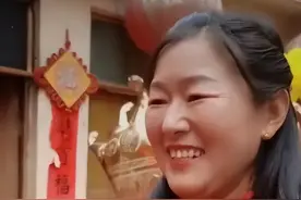 朱单伟又订婚了，女方毕恭毕敬向大衣哥敬茶，正式改口叫“爸”图片
