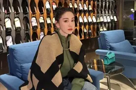 建议中年女人，多穿这4种“富贵色”，高级显气质，看着很有品味图片